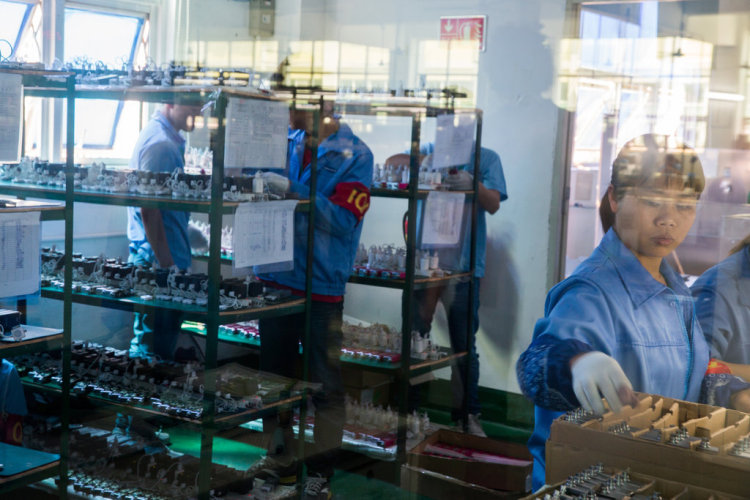 Workers at Shenzhen e-cig company Innokin assembling products. Sim Chi Yin/The New York Times