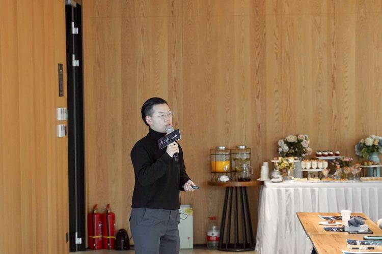 Devin He, the Investment Director at Grand View Capital, speaking at SYNClub. Image: PINGWEST