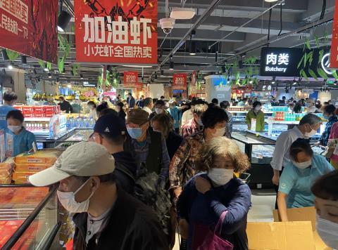 Many Fresh Hema stores saw their goods sold out by 10am on May 5.