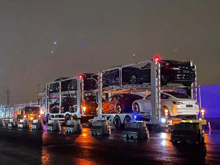Trucks loading Model 3s leaving Tesla's Shanghai Gigafactory 3.