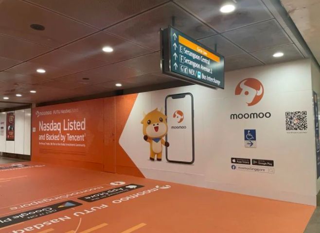 Moomoo's ad in Singapore's subway station