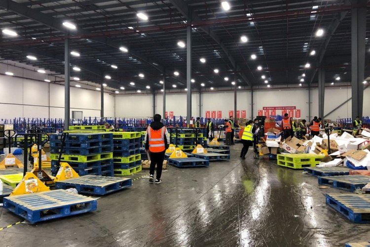 A photo of Chengxin Youxuan's warehouse. Image credit: Orange Wang / South China Morning Post