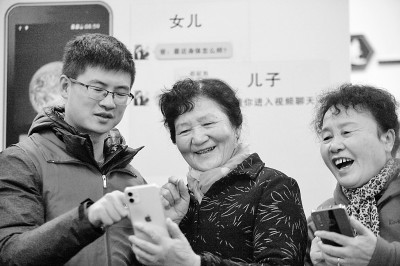 Volunteer social worker teaching elderly citizens how to use smartphones. Image Credit: Xinhua News Agency