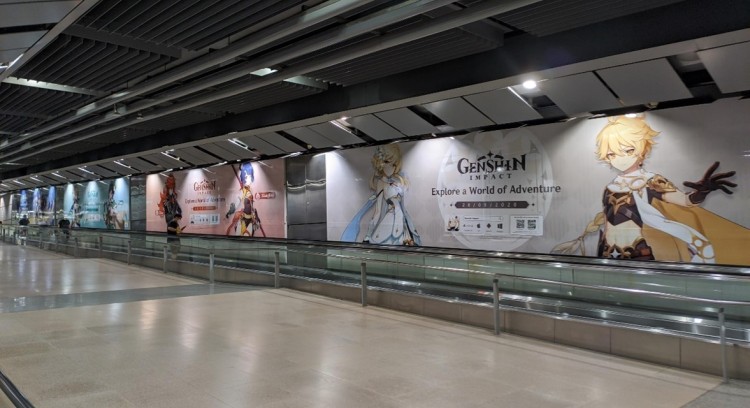 Genshin Impact's ad in Singapore's MRT station