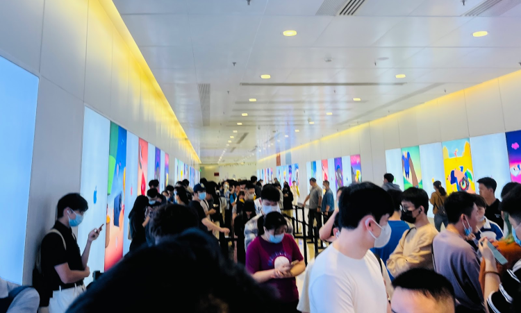 Apple's new Shenzhen store draws in eager fans ahead of grand opening/PingWest