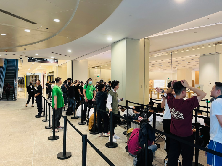 Apple's new Shenzhen store draws in eager fans ahead of grand opening. Photo/PingWest